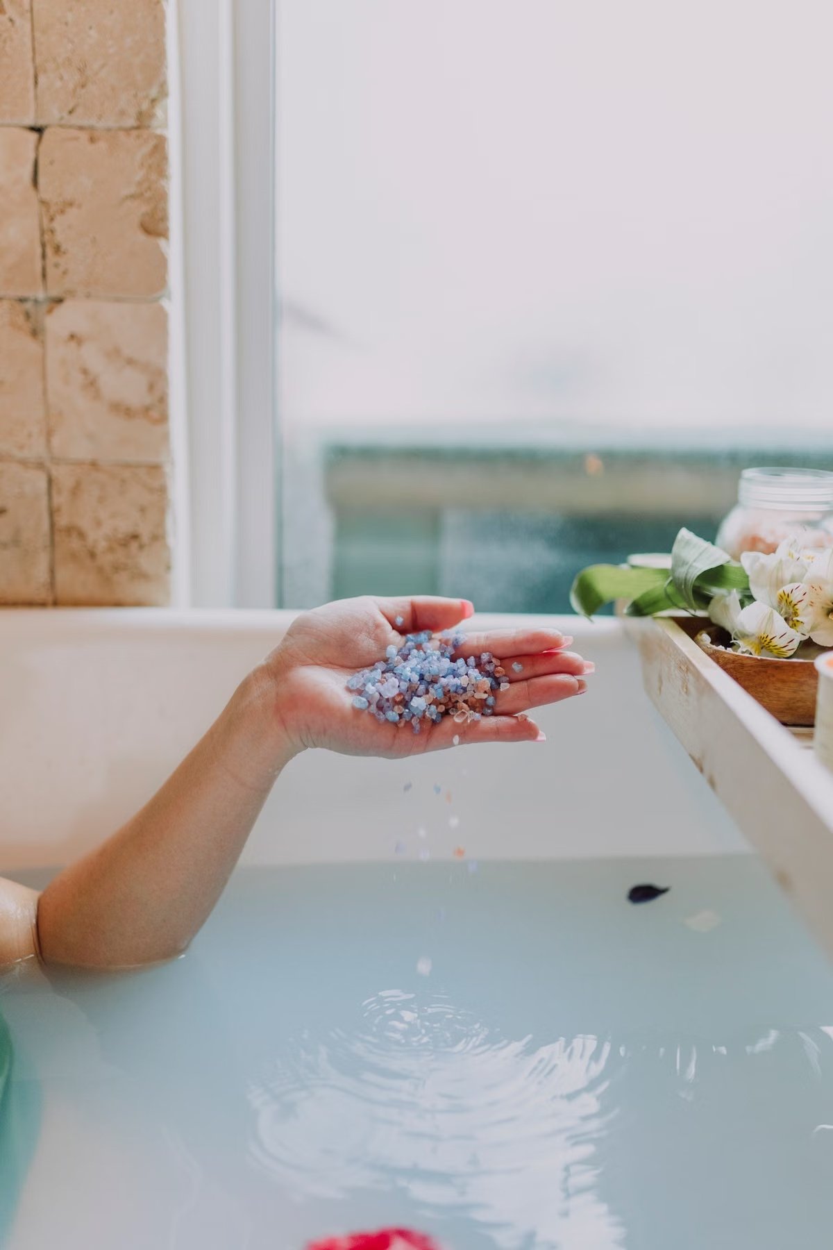 Banho com sais e lavanda simbolizando limpeza energética